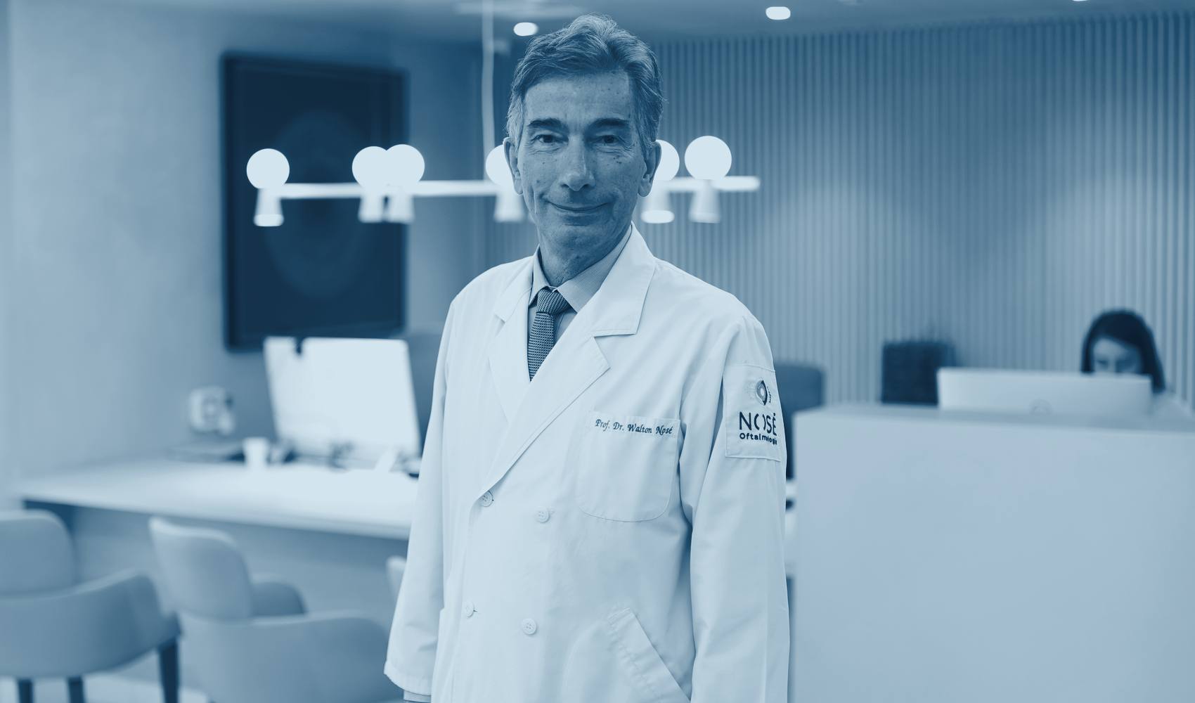 Prof. Dr. Walton Nosé, oftalmologista especialista em córnea, em seu consultório em São Paulo